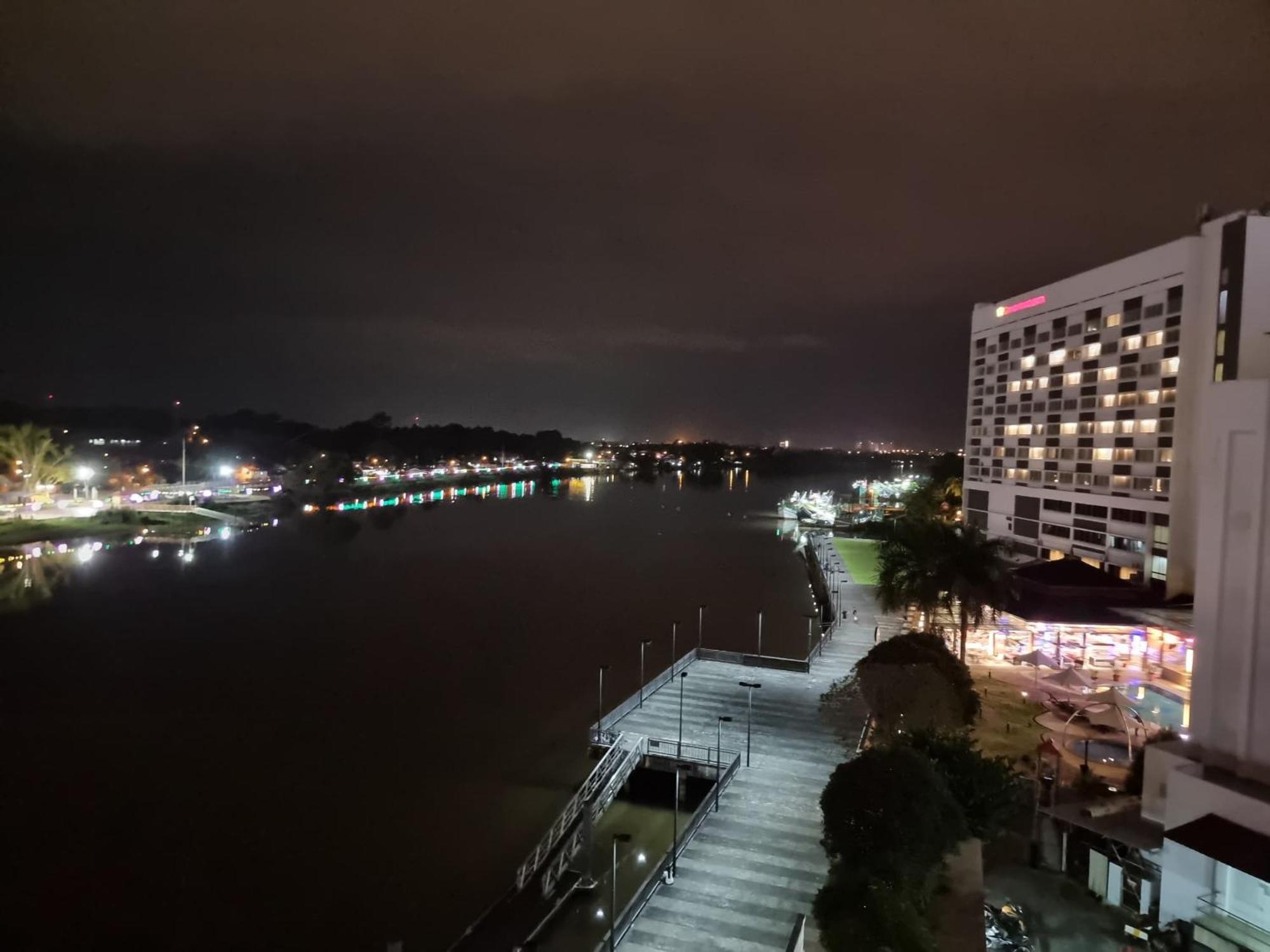 Cozzzy Hut Riverbank Suites Kuching With Spectacular River View Bagian luar foto