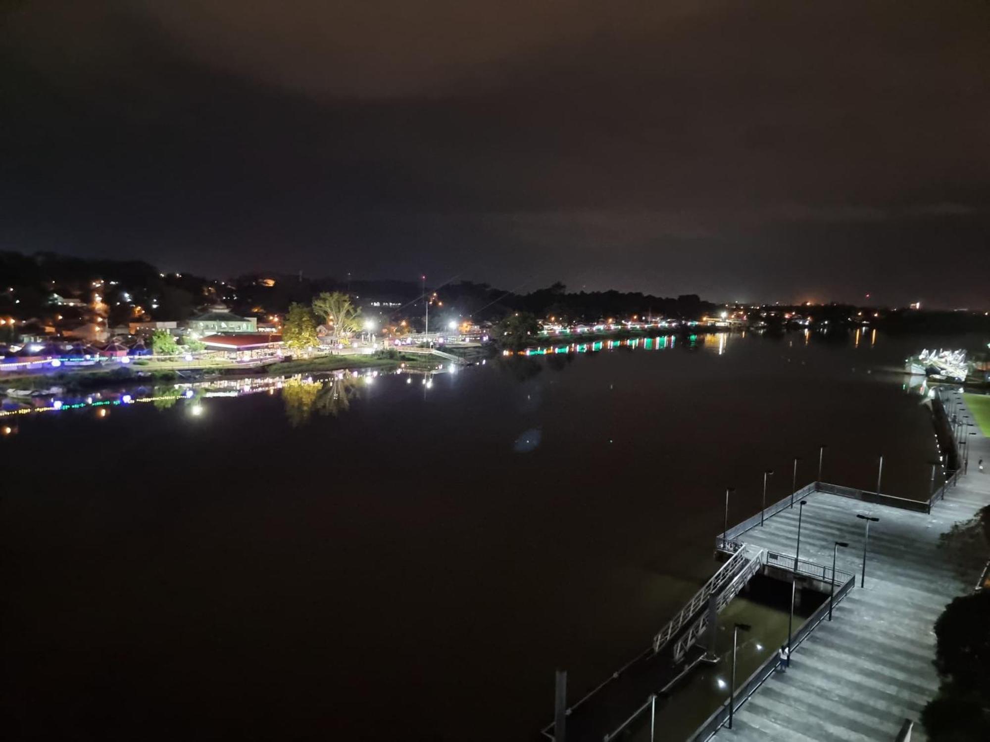 Cozzzy Hut Riverbank Suites Kuching With Spectacular River View Bagian luar foto