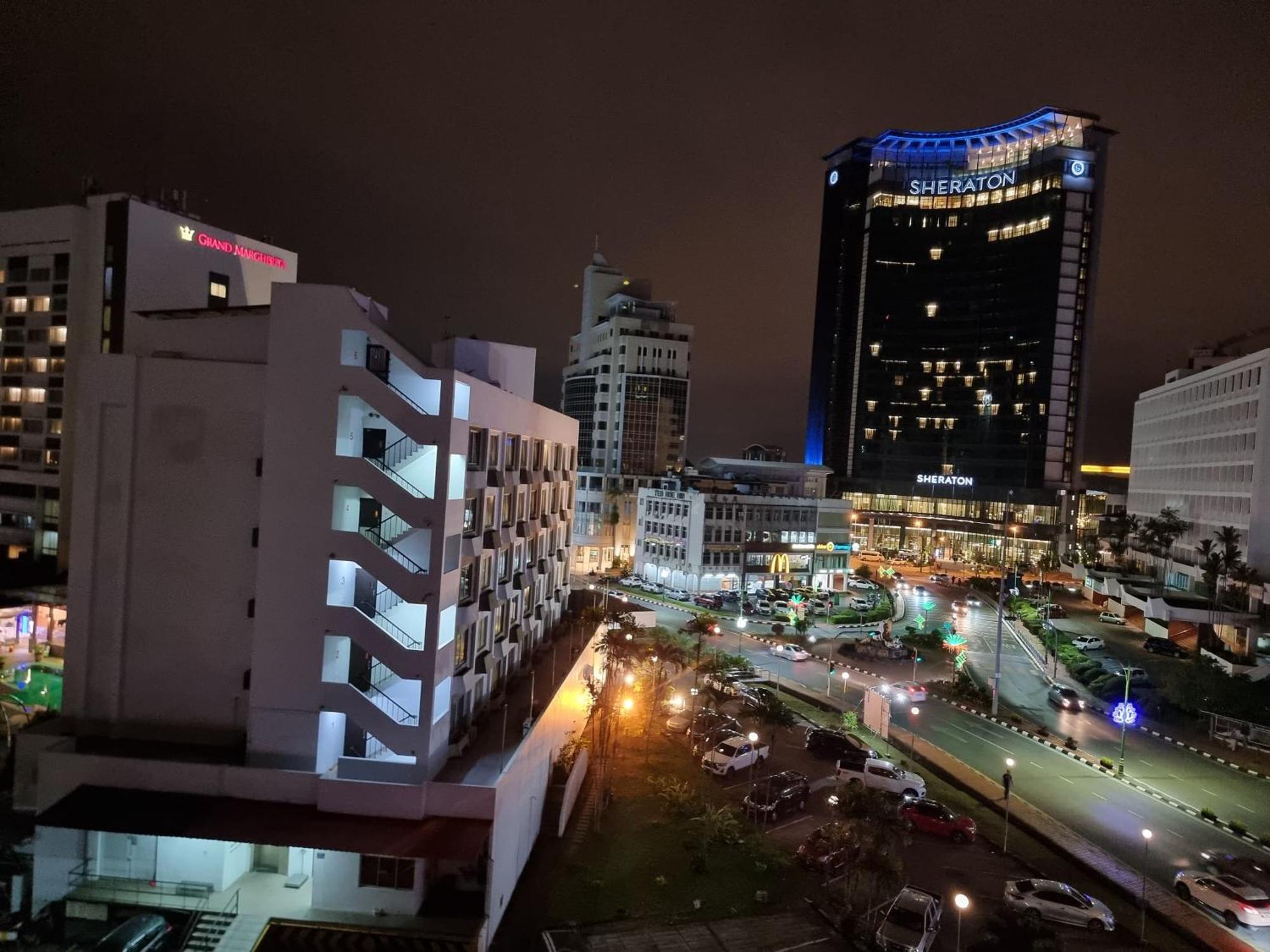 Cozzzy Hut Riverbank Suites Kuching With Spectacular River View Bagian luar foto