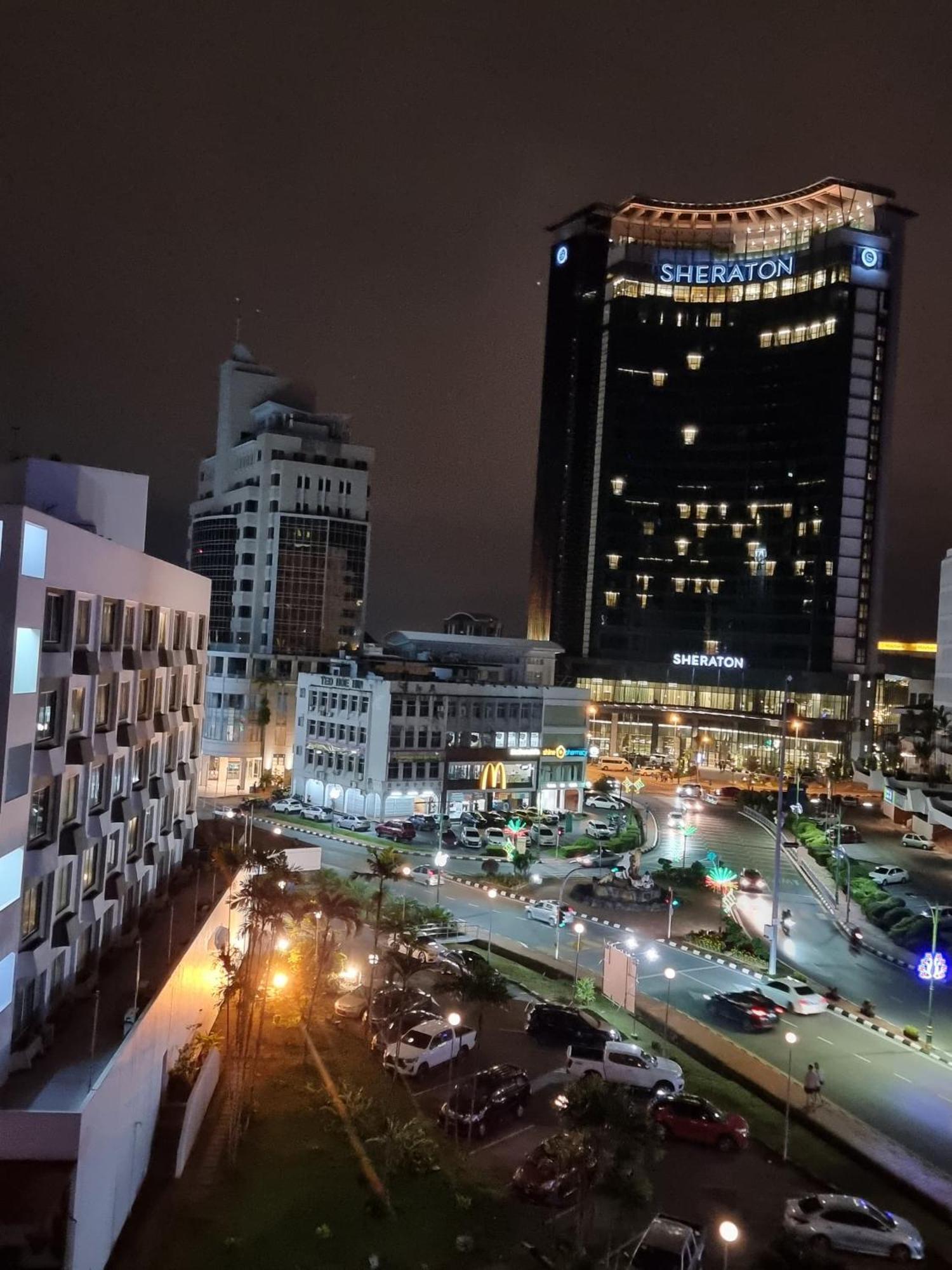 Cozzzy Hut Riverbank Suites Kuching With Spectacular River View Bagian luar foto