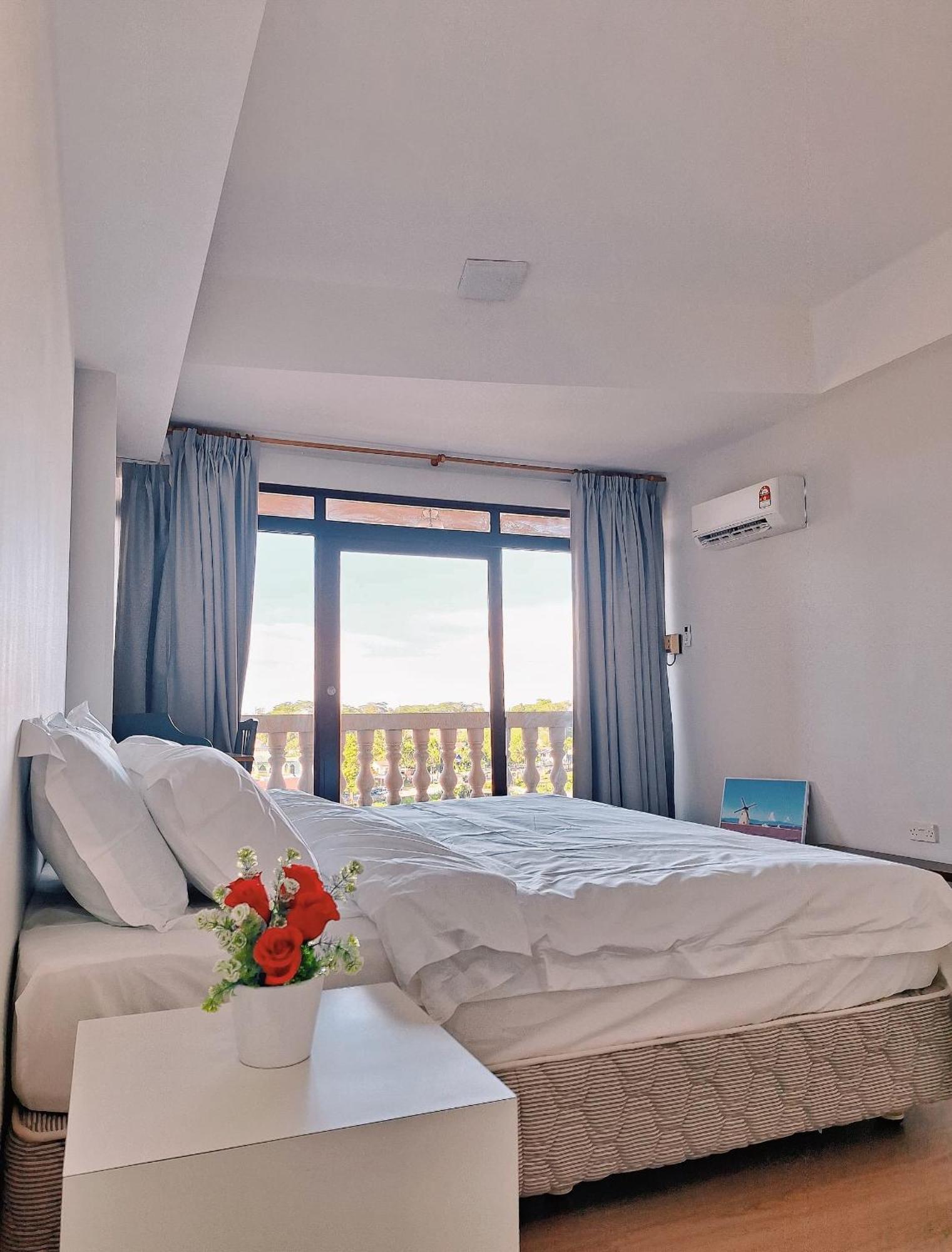 Cozzzy Hut Riverbank Suites Kuching With Spectacular River View Bagian luar foto