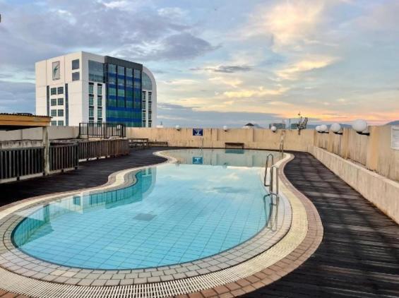 Cozzzy Hut Riverbank Suites Kuching With Spectacular River View Bagian luar foto
