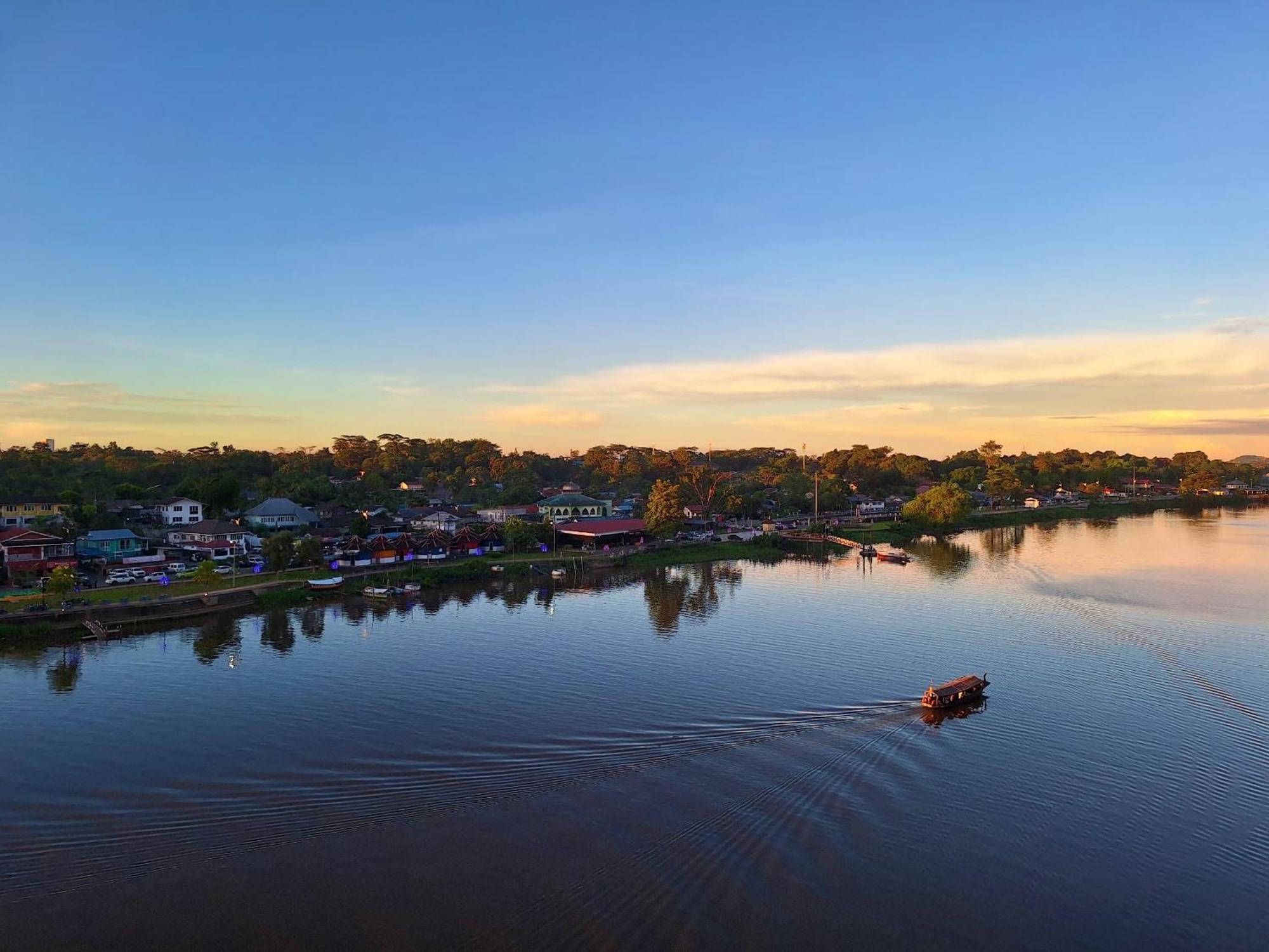 Cozzzy Hut Riverbank Suites Kuching With Spectacular River View Bagian luar foto