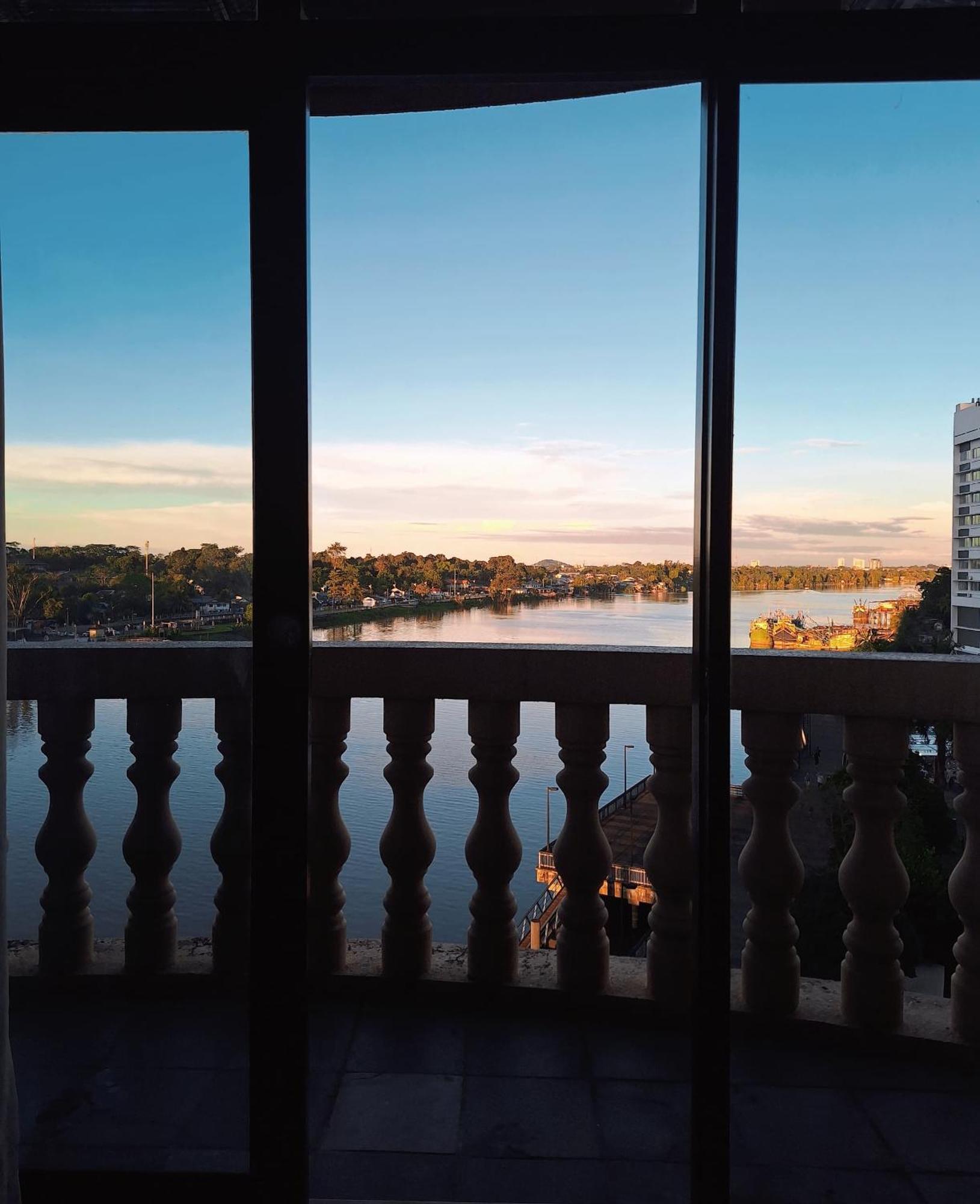 Cozzzy Hut Riverbank Suites Kuching With Spectacular River View Bagian luar foto