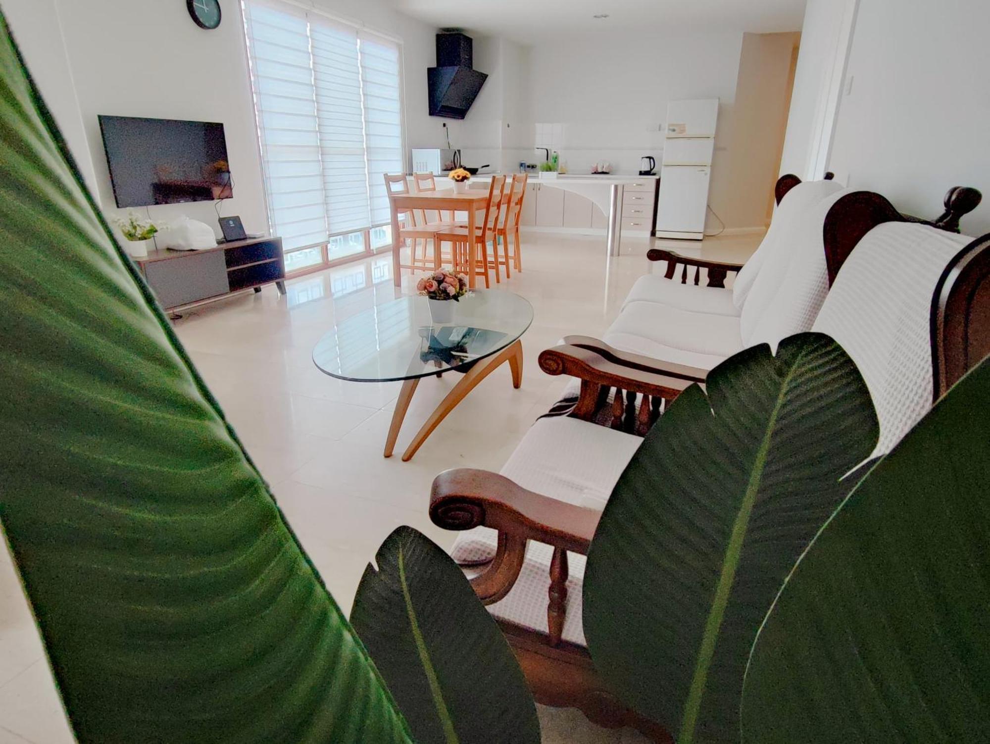 Cozzzy Hut Riverbank Suites Kuching With Spectacular River View Bagian luar foto