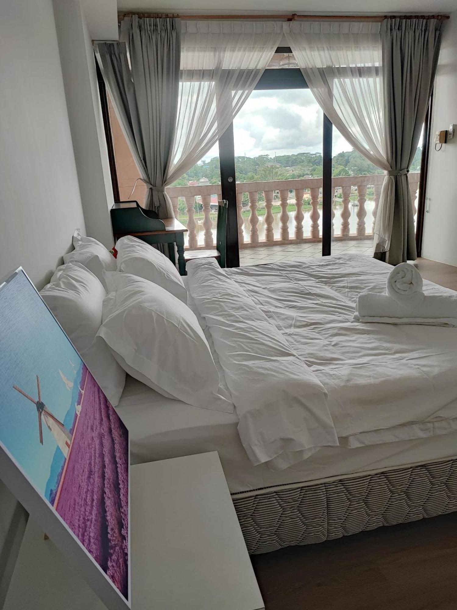 Cozzzy Hut Riverbank Suites Kuching With Spectacular River View Bagian luar foto