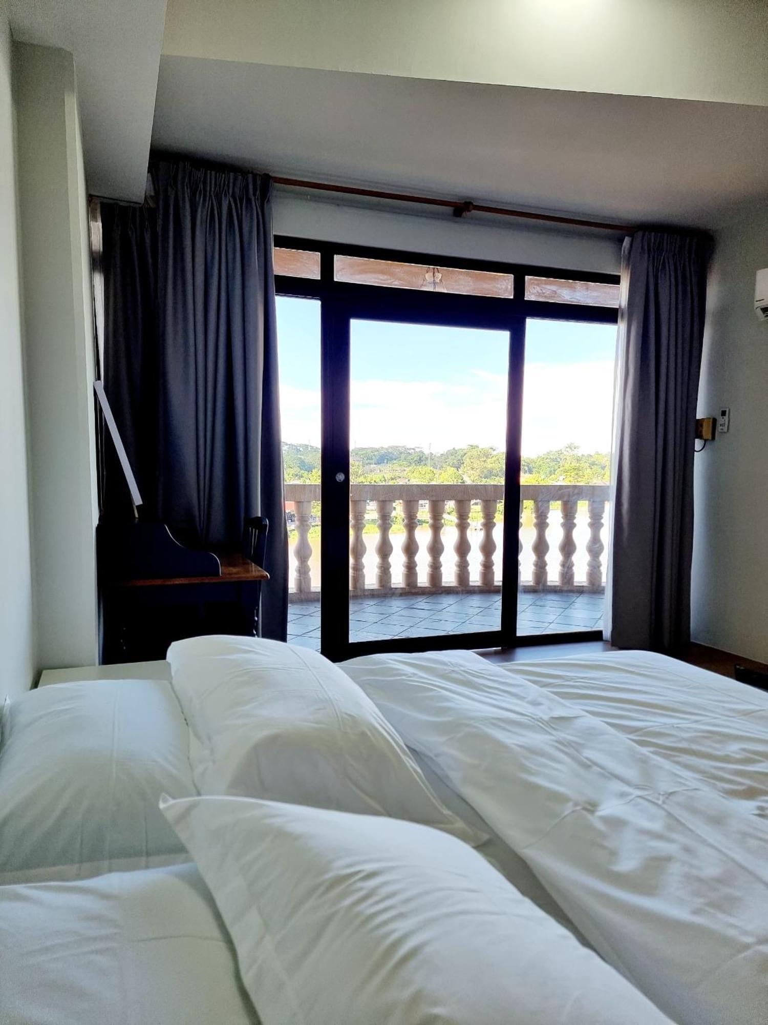 Cozzzy Hut Riverbank Suites Kuching With Spectacular River View Bagian luar foto
